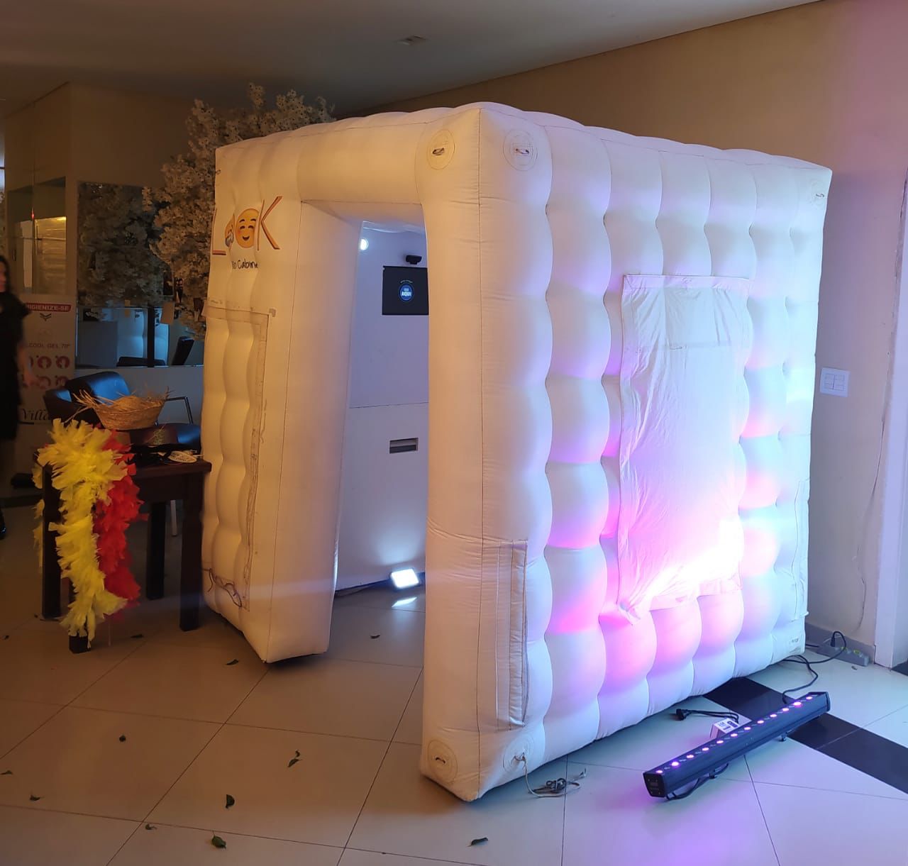 Cabine fotográfica inflável iluminada em evento